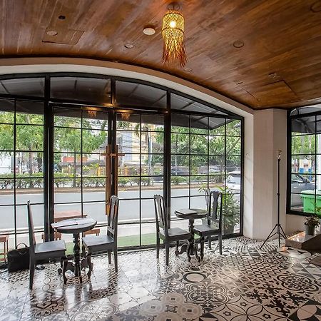 Oyo 821 Connector Hostel 마카티 외부 사진