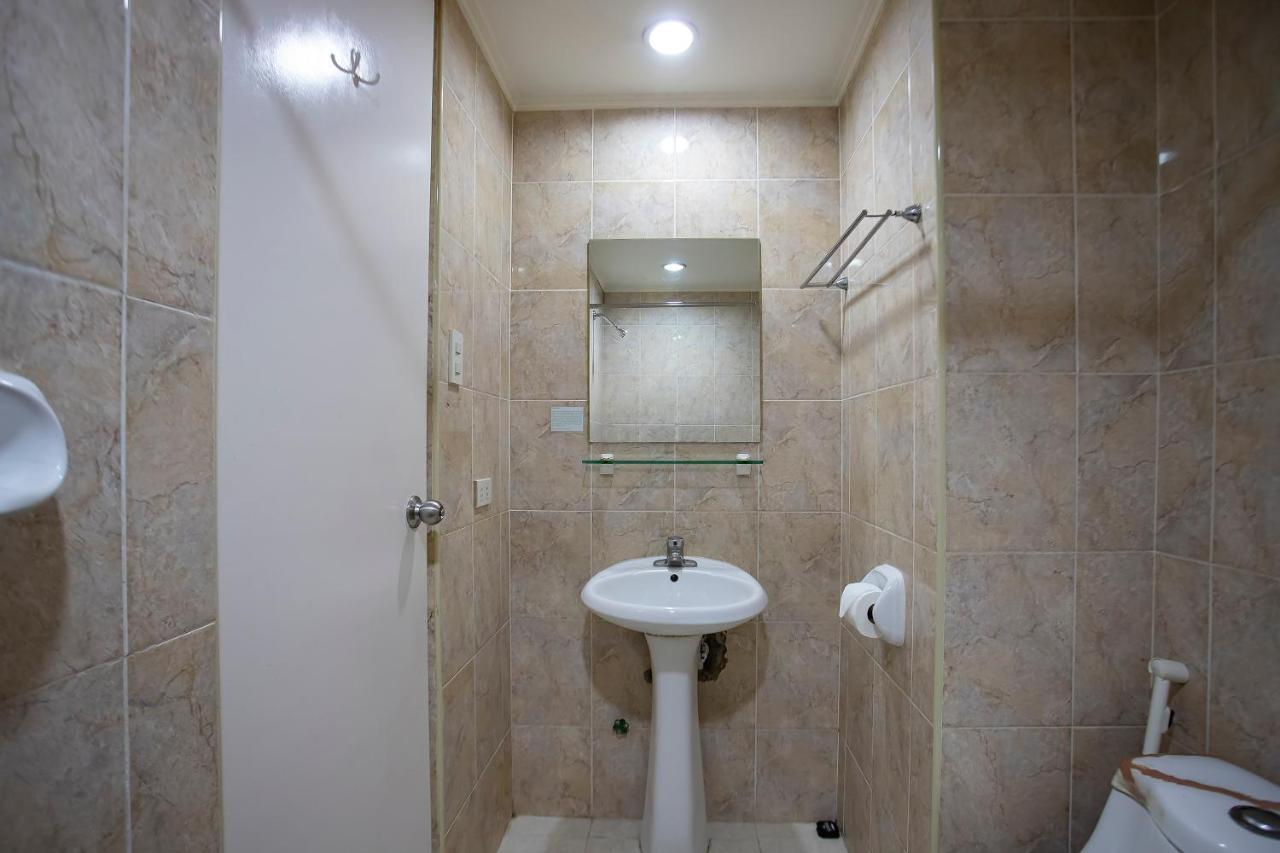 Oyo 821 Connector Hostel 마카티 외부 사진